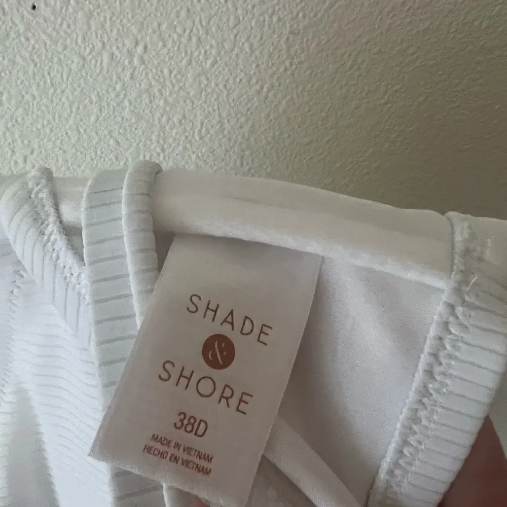 Shade & Shore Women's Lightly Lined V-Wire Textured Bikini Top (White) 38 D